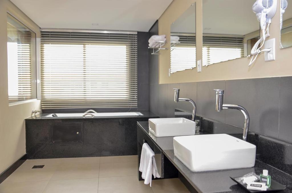 M Tower Hotel Пелотас Екстериор снимка
